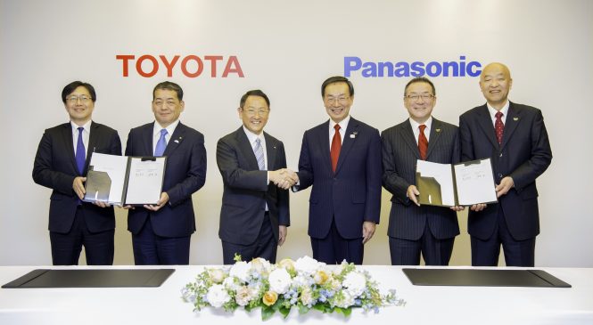 Toyota จับมือ Panasonic สร้างแบตเตอรี่ EV พลิกโฉมวงการ